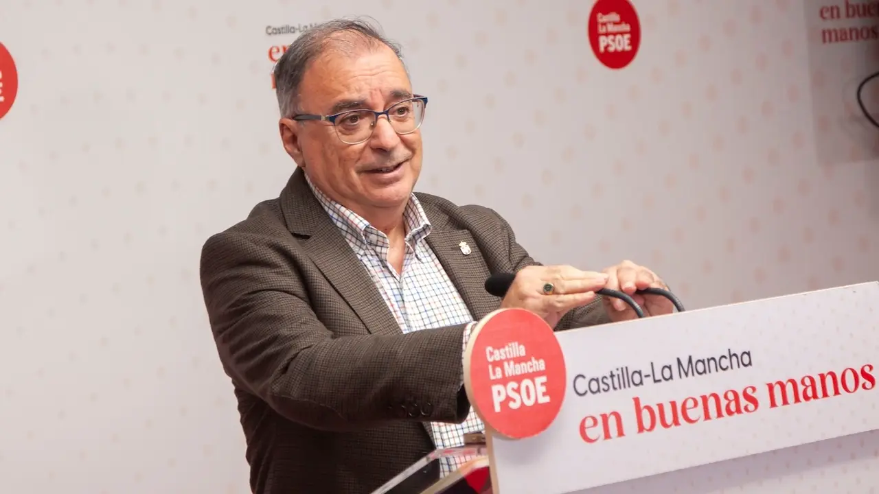 El diputado del PSOE en las Cortes de Castilla-La Mancha, Fernando Mora, durante la rueda de prensa que ha ofrecido en la sede de los socialistas en Toledo