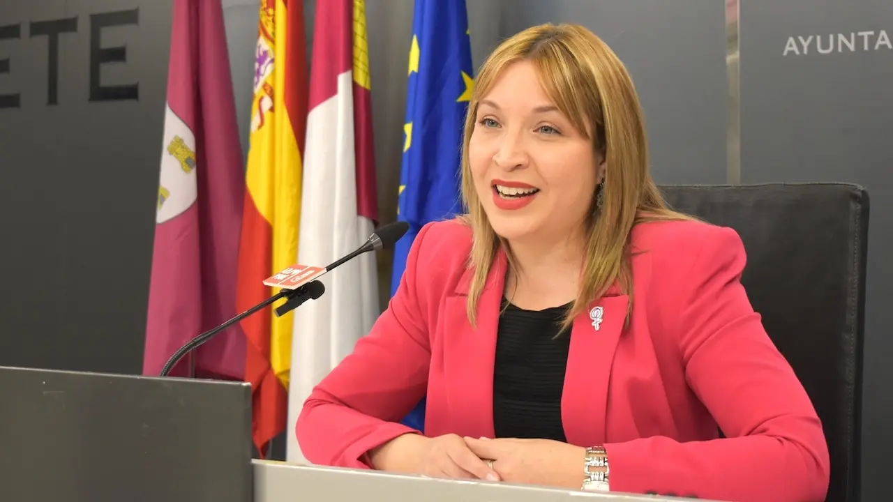 La portavoz del PSOE en el Ayuntamiento de Albacete, Amparo Torres, en rueda de prensa en el Consistorio