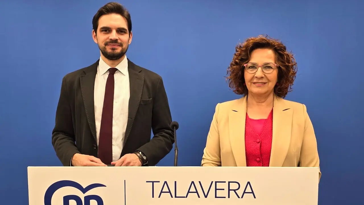 La senadora del PP por la provincia de Toledo, Carmen Riolobos, y el viceportavoz del Grupo Popular en las Cortes de Castilla-La Mancha, Santiago Serrano, durante la rueda de prensa que han ofrecido
