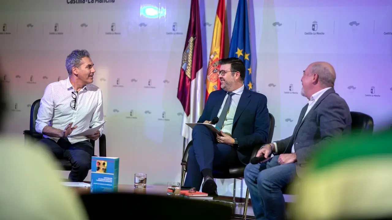 El consejero de Educación, Cultura y Deportes, Amador Pastor, participa en la actividad ‘Tertulia sobre el aprendizaje cooperativo’ dentro de Consejería Abierta