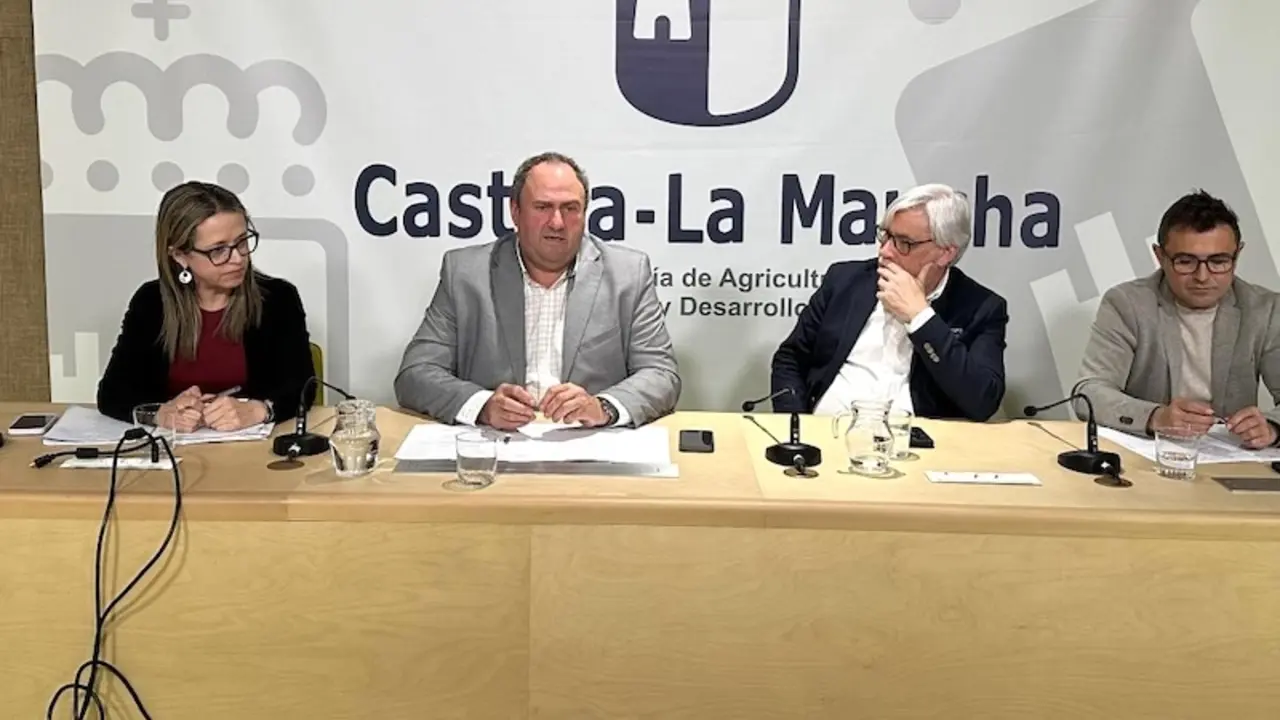 El consejero de Agricultura, Ganadería y Desarrollo Rural, Julián Martínez Lizán, en la reunión de la Mesa de Coordinación de la Pepac