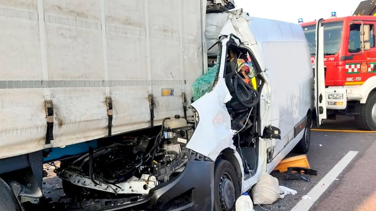 Imagen de archivo de un accidente de tráfico con una furgoneta y un camión implicados
