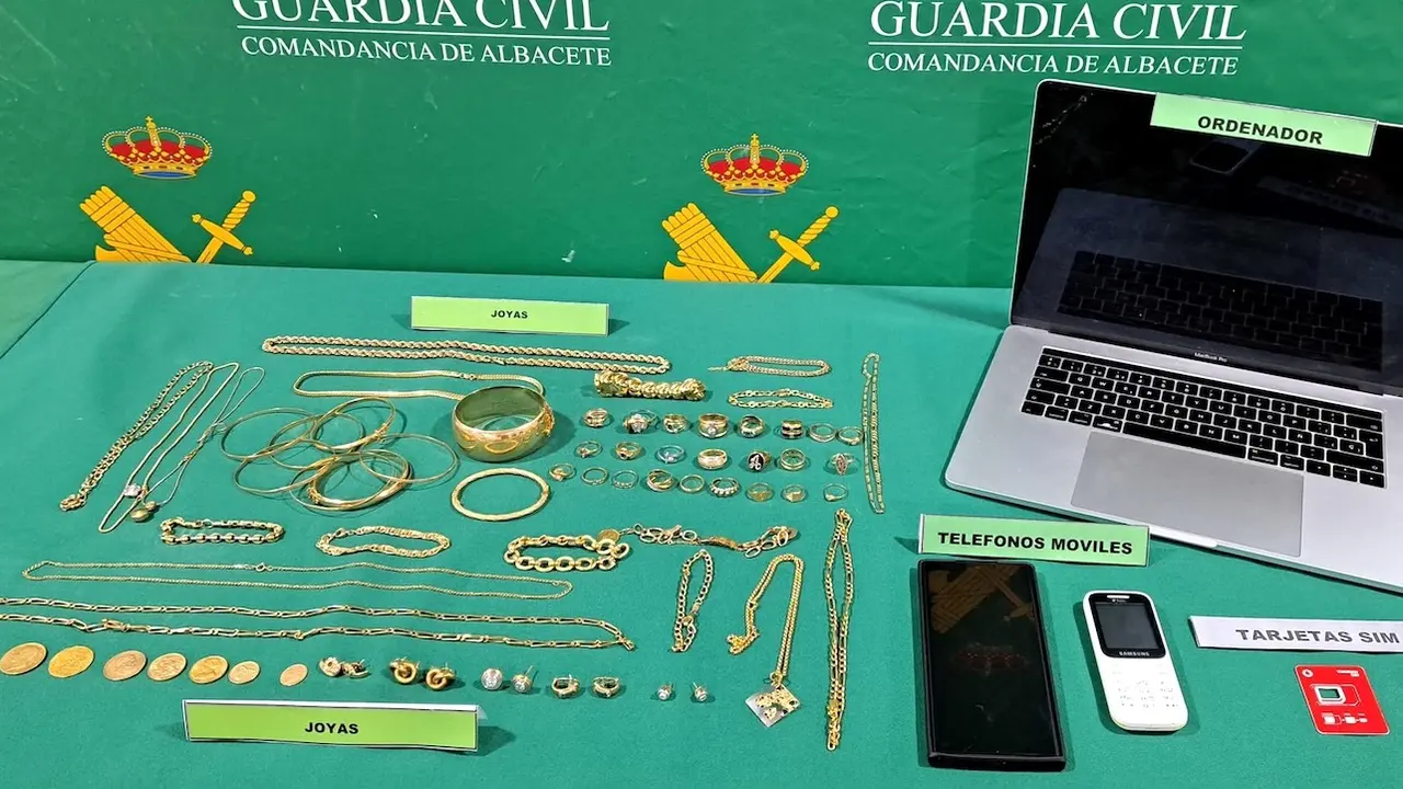 Detenido cuando portaba joyas de oro y 11 maletas con ropa sin estrenar robada