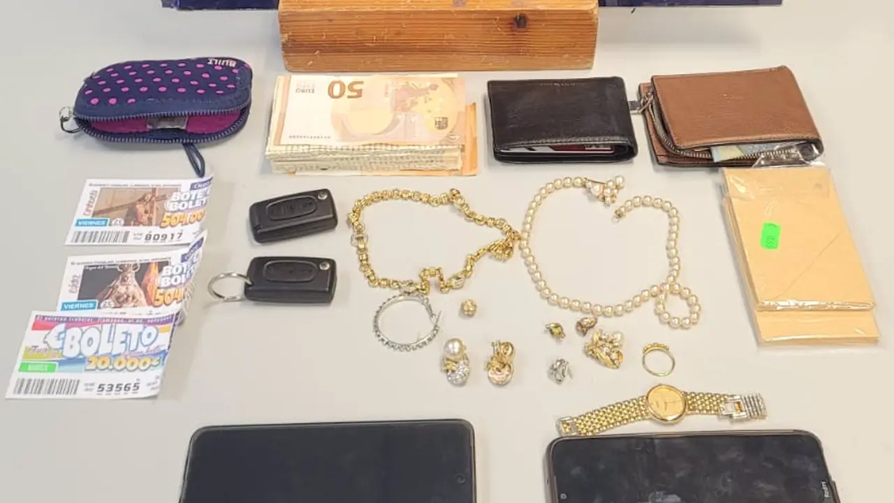 Detenidos un padre y su hijo que estafaban con el 'tocomocho' y la 'estampita'