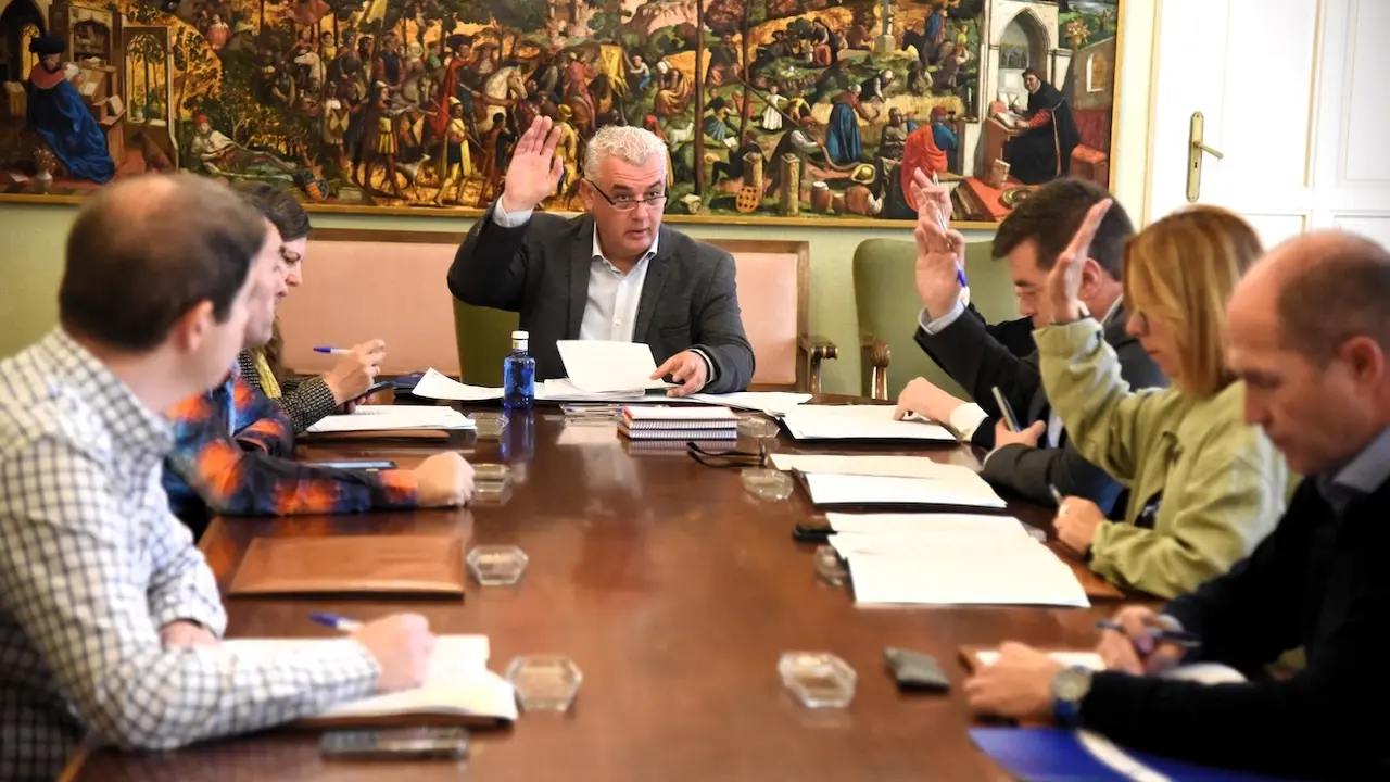 El presidente de la Diputación de Guadalajara, José Luis Vega, preside la reunión de la Junta de Gobierno de la institución provincial