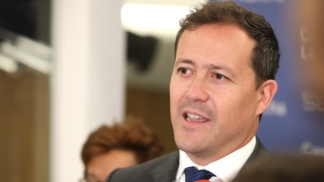 El alcalde de Toledo, Carlos Velázquez, atendiendo a los medios de comunicación