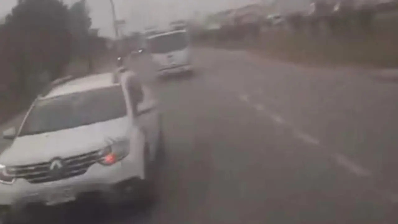 VIDEO. Pánico de camino al colegio: dispara varias veces contra un autobús con 21 niños