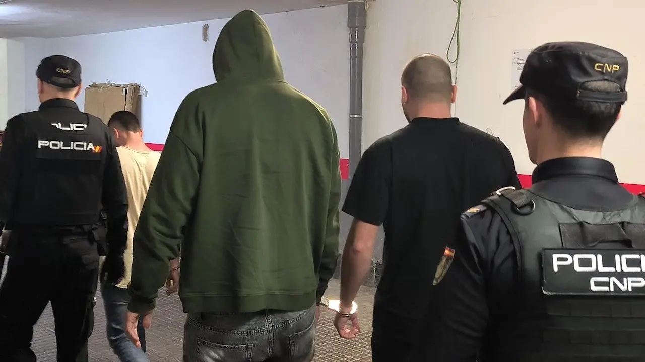 Cuatro jóvenes detenidos tras violar en manada a una chica en un piso turístico