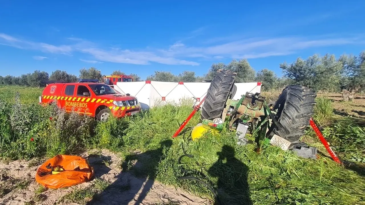 Muere un hombre al quedar atrapado bajo su tractor en un pueblo de Toledo