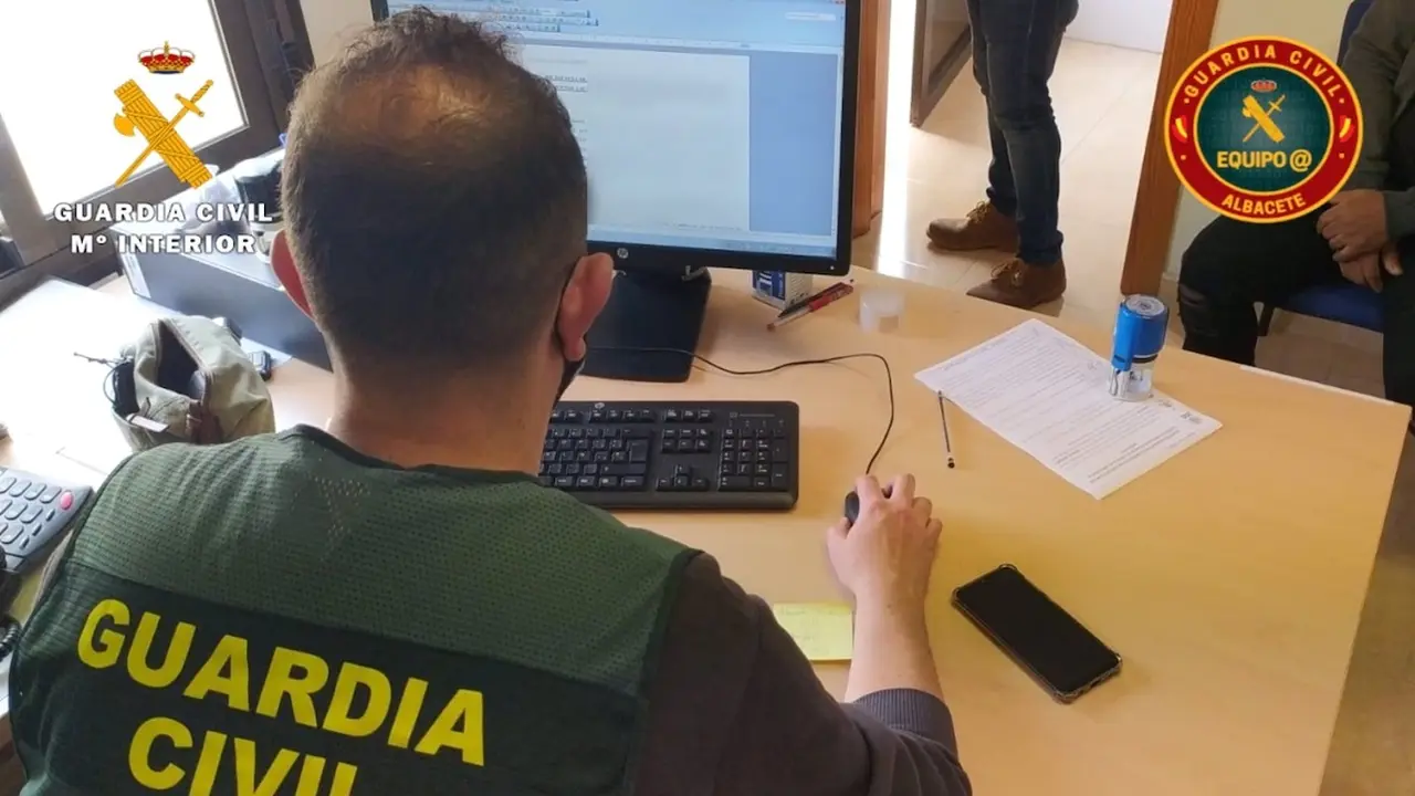 Detenida una mujer de 34 años por extorsionar con videos sexuales a un vecino, Guardia Civil