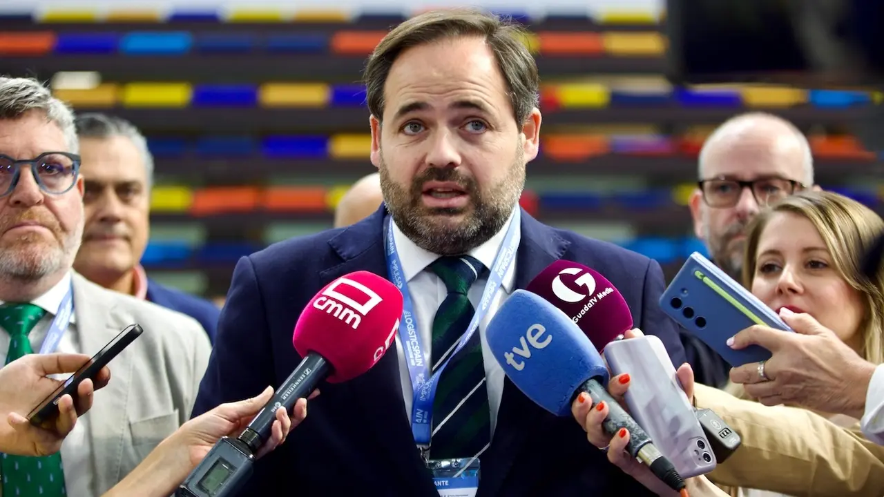 El presidente del PP de Castilla-La Mancha, Paco Núñez, atendiendo a los medios de comunicación en Guadalajara