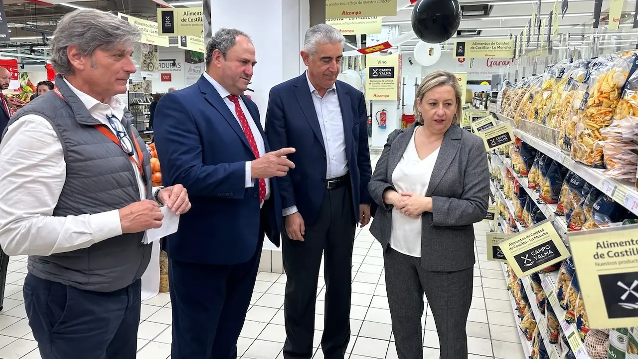 El consejero de Agricultura, Ganadería y Desarrollo Rural, Julián Martínez Lizán, ha asistido a la presentación de la campaña de promoción de 'Campo y Alma' en los hipermercados Alcampo de Madrid, en el Centro Comercial 'La Vaguada'