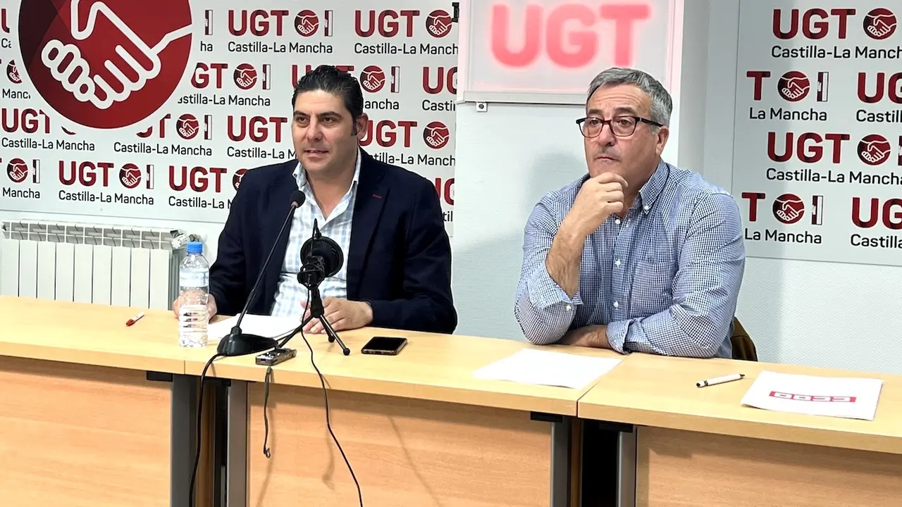 El secretario regional de UGT FICA, Raúl Alguacil, y el secretario regional de CCOO Industria, Ángel León, durante la rueda de prensa que han ofrecido