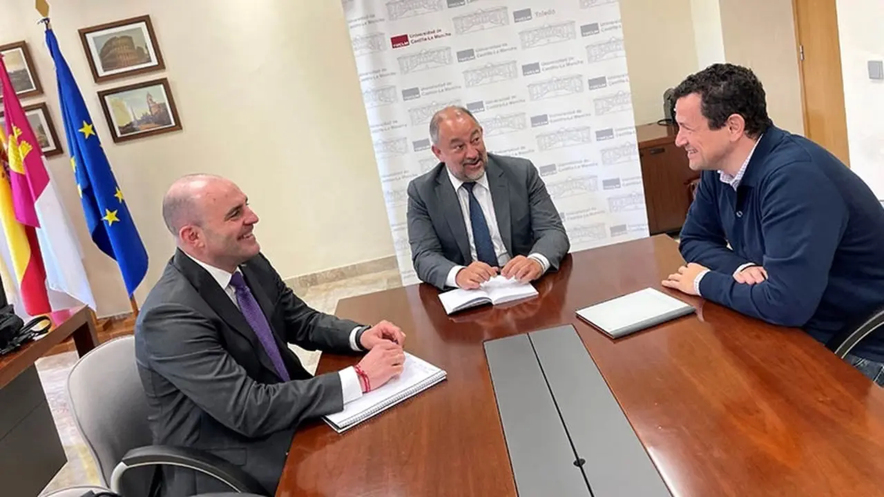 El rector de la UCLM y el nuevo director del Idiscam mantiene su primer encuentro de trabajo