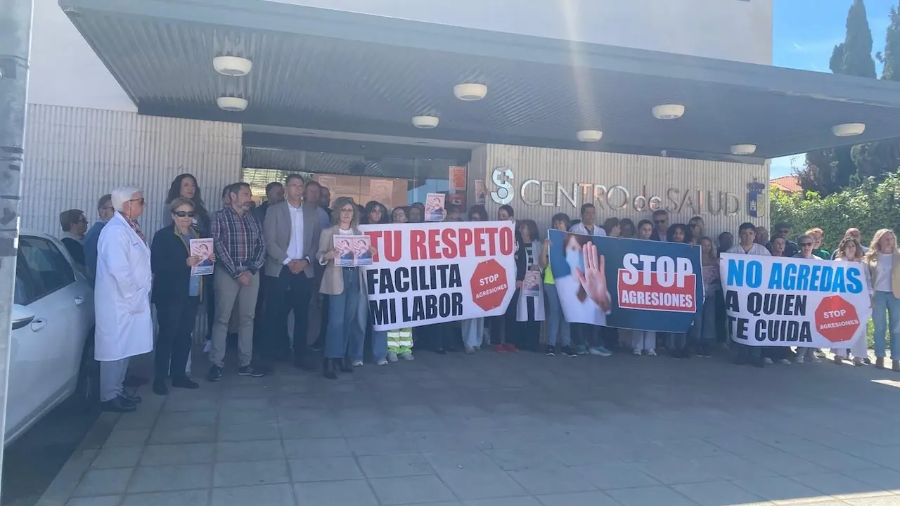 Concentración de sanitarios en repulsa por la agresión a una médica en Seseña (Toledo)