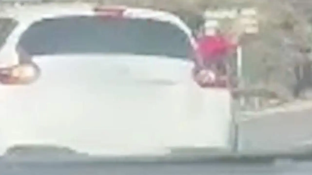 VIDEO. Un niño sale volando de un coche en marcha en una curva: el padre detenido