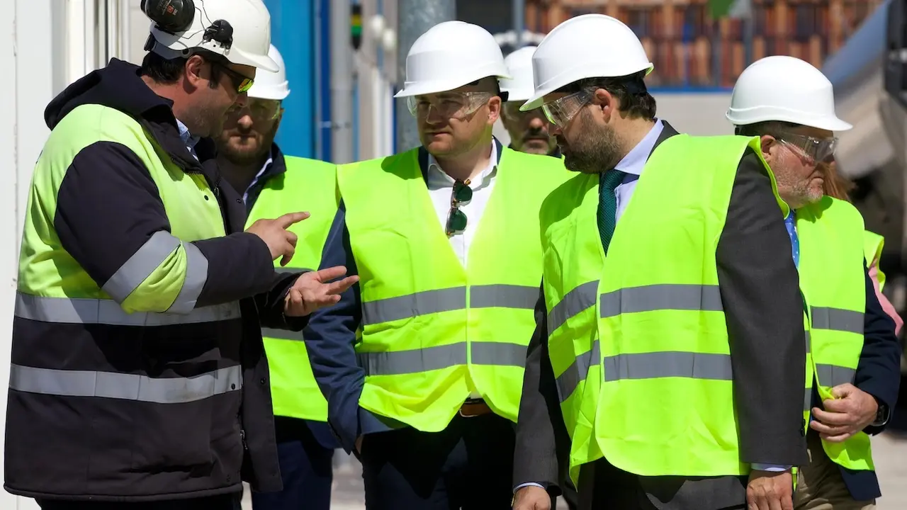 El presidente del PP de Castilla-La Mancha, Paco Núñez, durante la visita que ha realizado a la empresa Linde Gas España en Torija (Guadalajara)