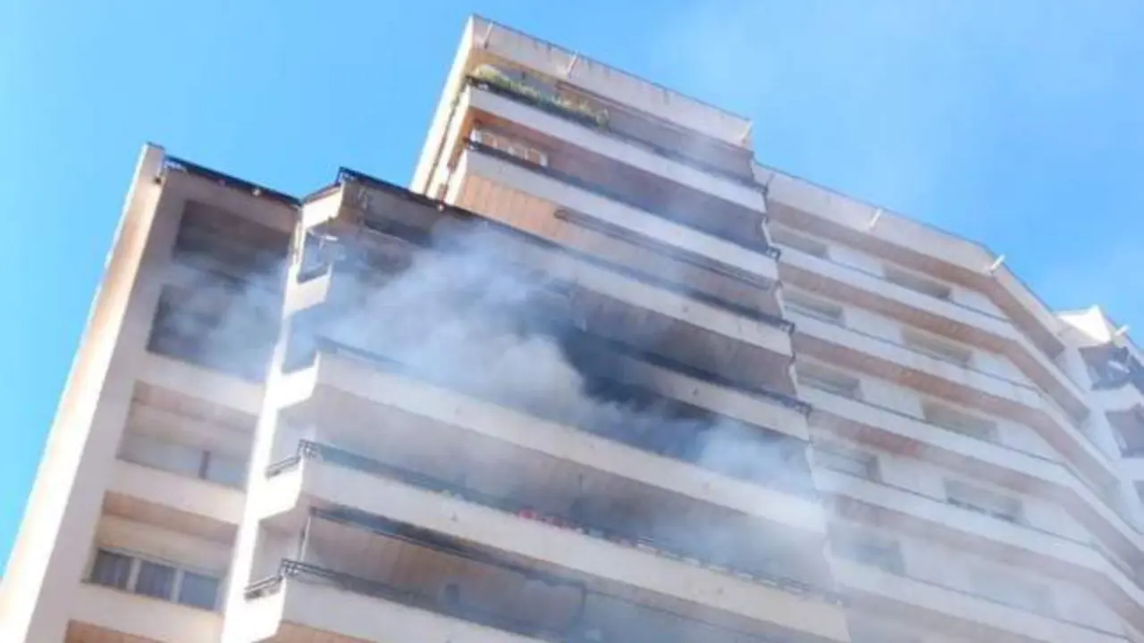VIDEO. Aparatoso incendio en un edificio: un perro muerto y un piso devorado por las llamas