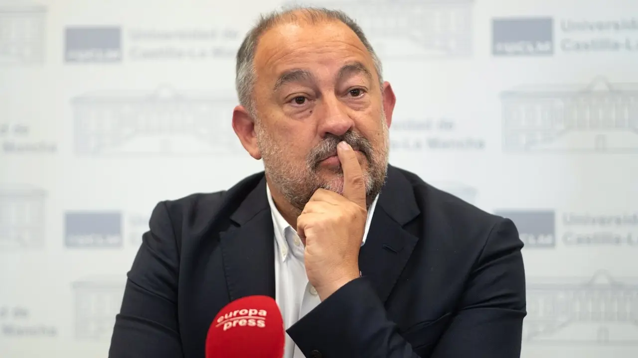 El rector de la Universidad de Castilla-La Mancha (UCLM), Julián Garde, en un momento de la entrevista - EP/Juan Moreno