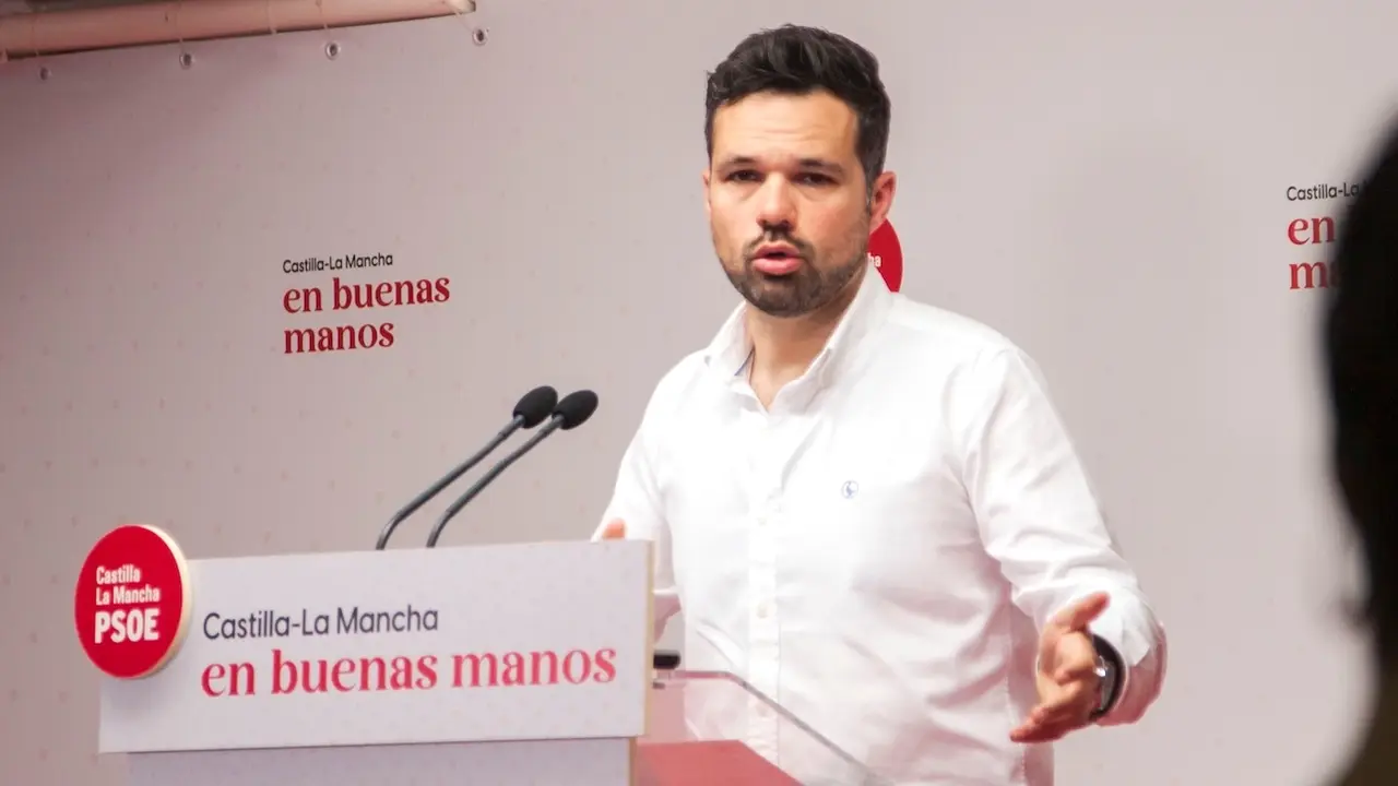 El secretario de Política Municipal del PSOE de Castilla-La Mancha, Miguel Zamora, durante la rueda de prensa que ha ofrecido en la sede de los 'socialistas' en Toledo