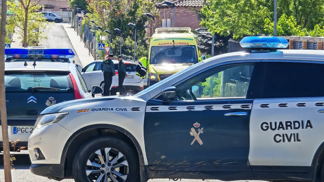 Agentes de la Guardia Civil en la urbanización Medina Azahara de la localidad de Chiloeches (Guadalajara) donde un matrimonio, de 52 años cada uno, y su hija, de 22 años, han aparecido muertos con signos de violencia en el interior de una vivienda incendiada - EFE/ Pepe Zamora