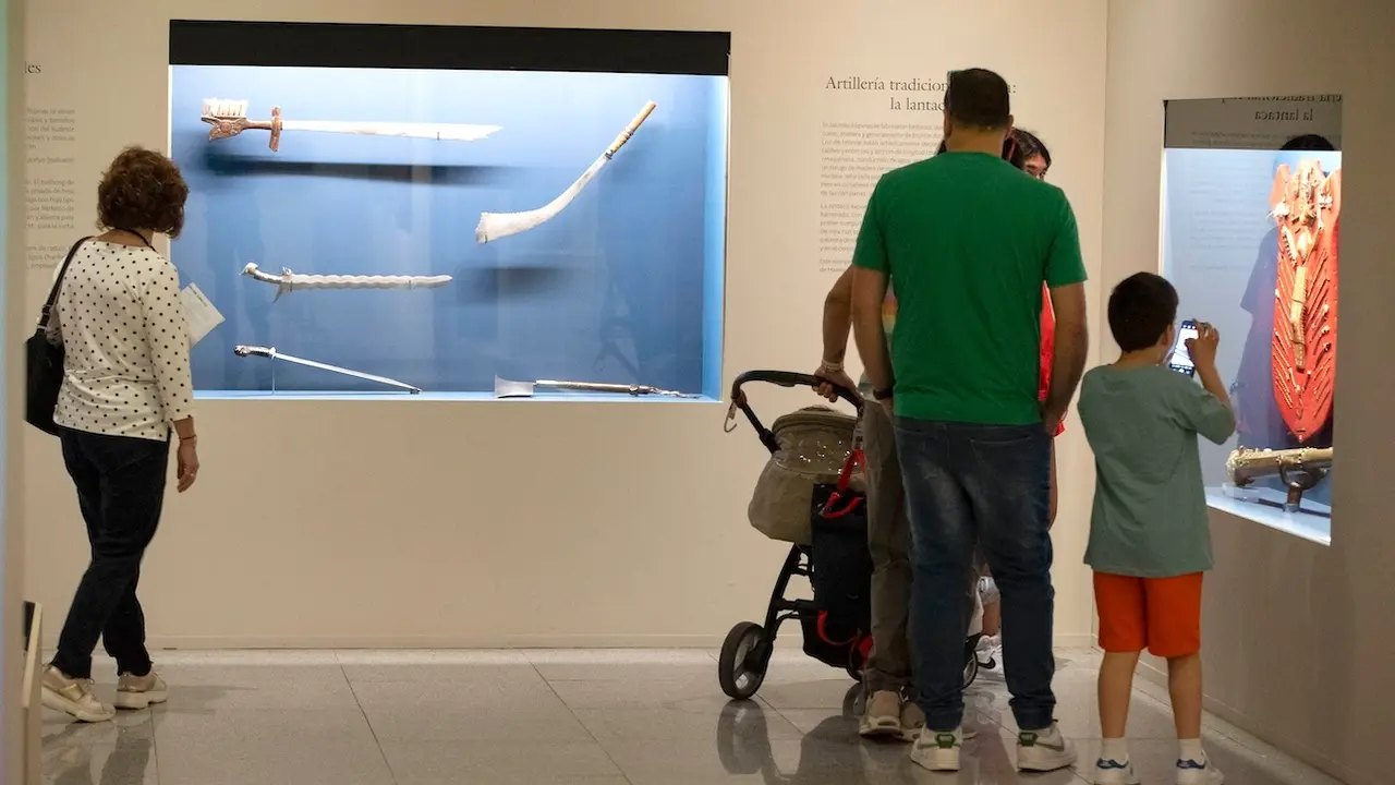Varias personas visitan este sábado la muestra '1898: el final de cuatro siglos de Cuba y Filipinas' que se clausura este domingo 14 de abril en el Museo del Ejército, ubicado en el Alcázar de Toledo - EFE/Ismael Herrero