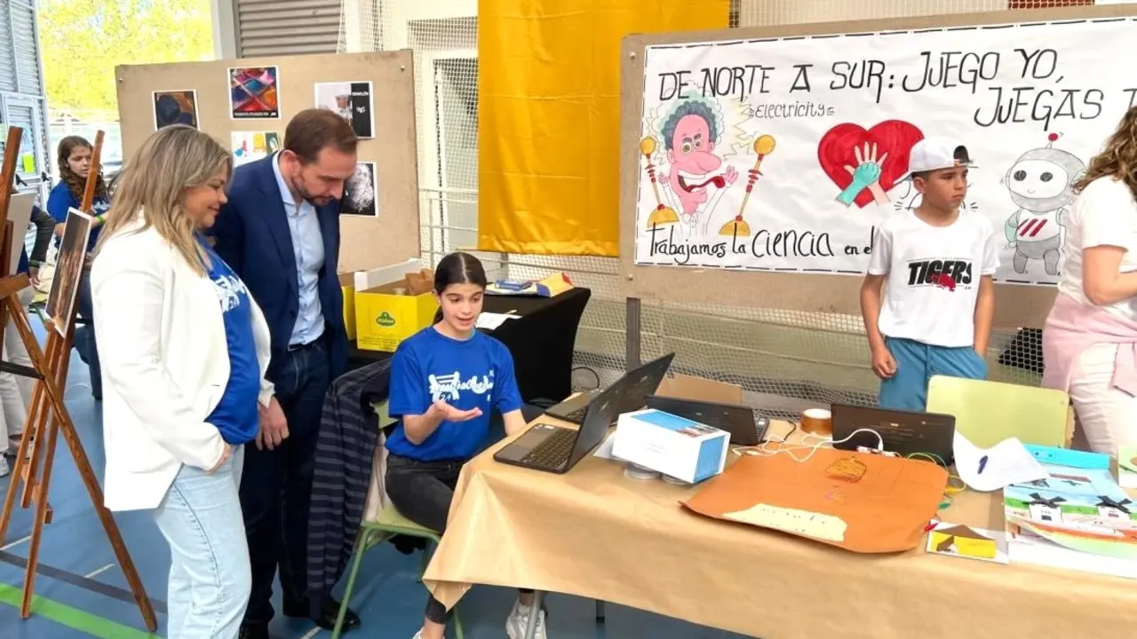 Visita del director de la Agencia de Investigación e Innovación, José Antonio Castro, a la VI Feria de Ciencia 'Zienziaburum' que se ha celebrado en la localidad de Consuegra y que está organizada por el IES Consaburum de esta localidad