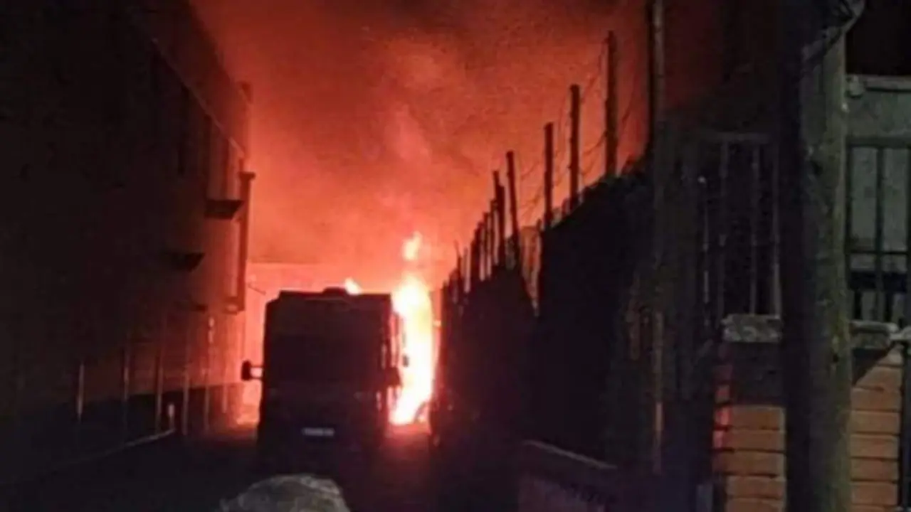 VIDEO. Muere el vigilante de una empresa al incendiarse la garita donde dormía
