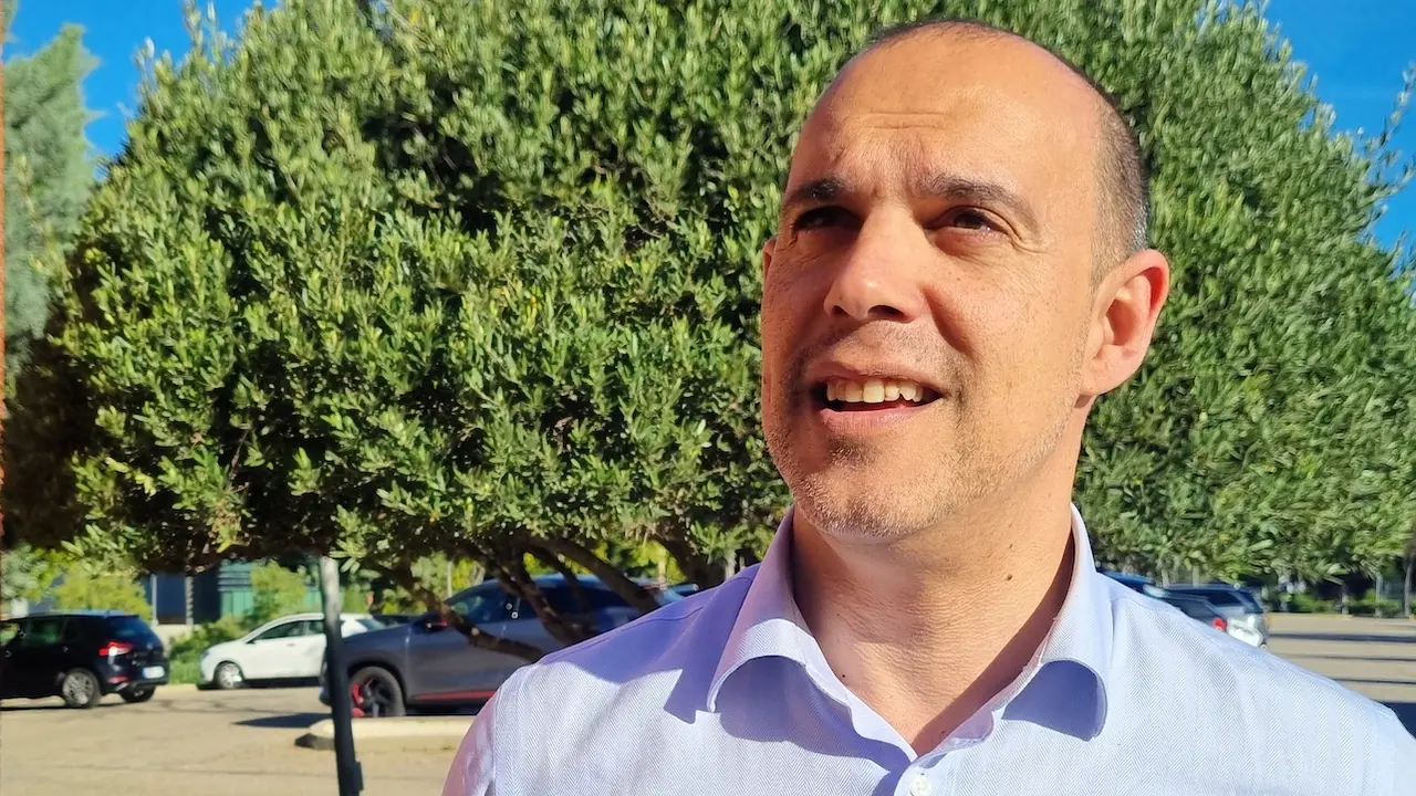 El secretario general del PSOE en la provincia de Guadalajara, Pablo Bellido, atendiendo a los medios este sábado en El Recuenco