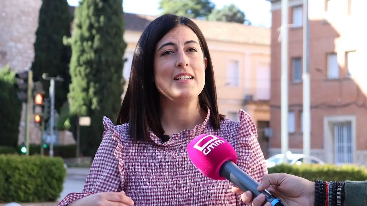 La viceportavoz de Partido Popular de Castilla-La Mancha, María Patricio, atendiendo a los medios de comunicación este sábado en Guadalajara