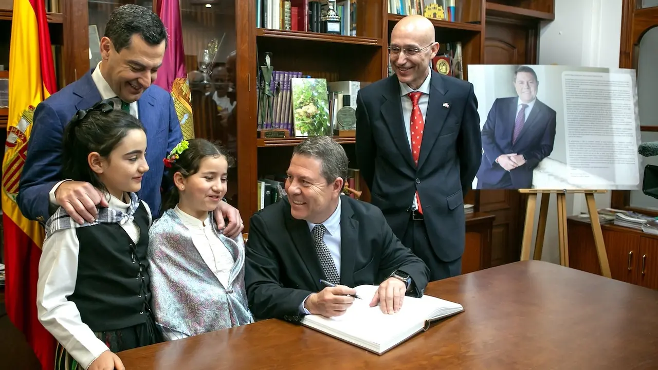 El presidente de Castilla-La Mancha, Emiliano García-Page, ha inaugurado en Sevilla la exposición ’40 años de la Casa de Castilla-La Mancha’ junto a su homólogo en Andalucía, Juanma Moreno