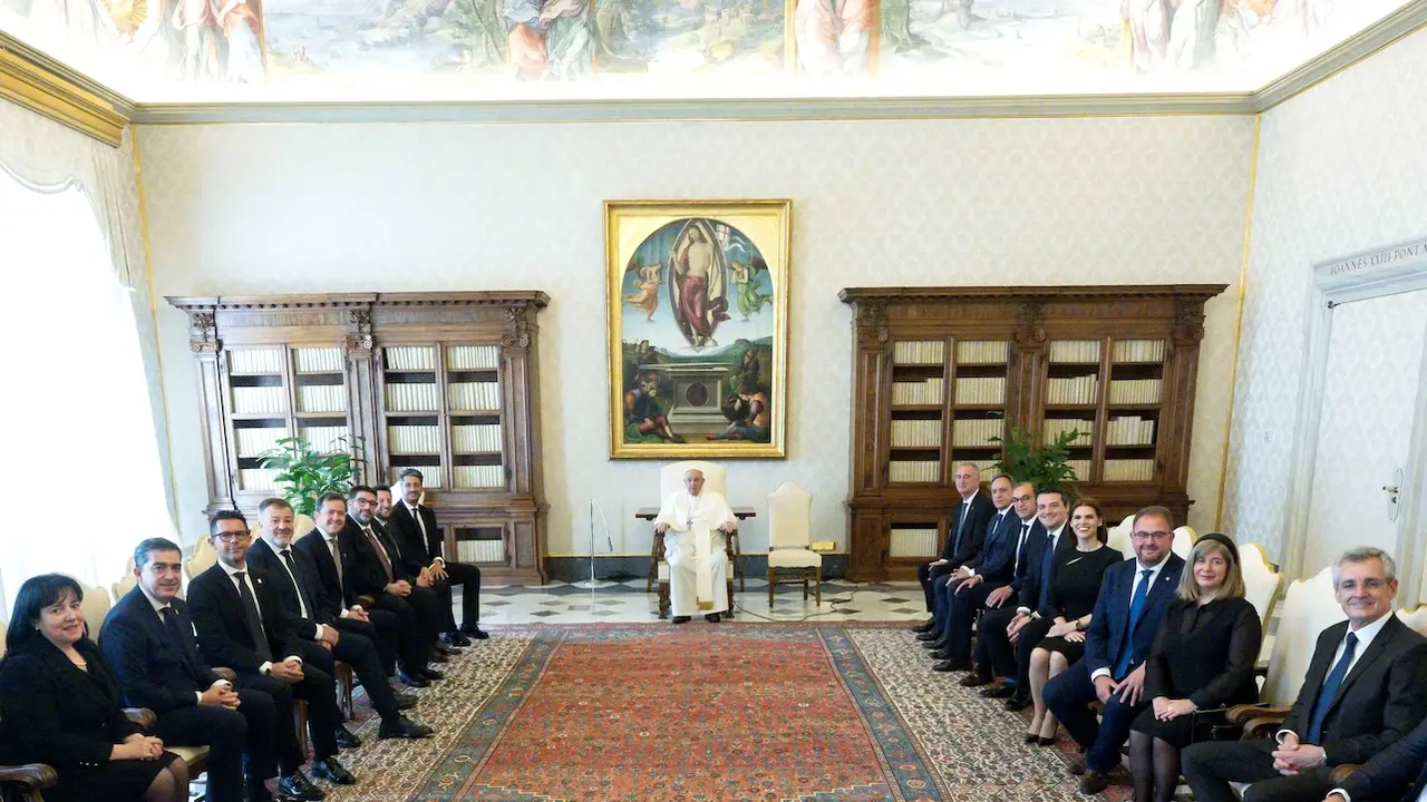 El papa Francisco ha recibido en el Vaticano a los alcaldes y alcaldesas del Grupo de Ciudades Patrimonio de la Humanidad de España con motivo el 30 aniversario de la creación del Grupo que reúne a las 15 ciudades reconocidas por la Unesco