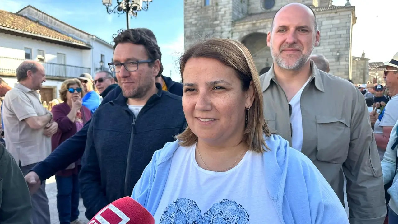 La presidenta de la Ejecutiva provincial del PSOE de Toledo, Tita García Élez, atendiendo a los medios de comunicación