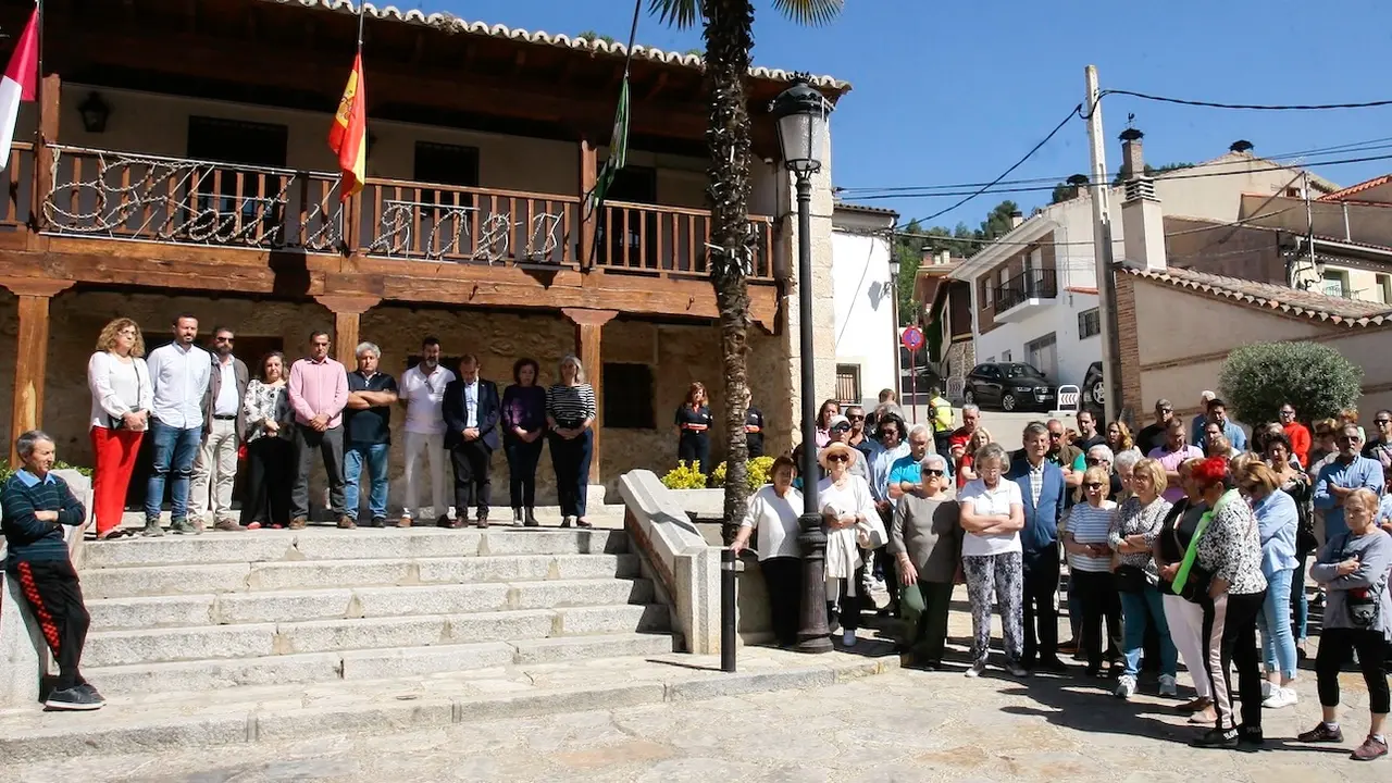 Minuto de silencio convocado por el Ayuntamiento de Chiloeches (Guadalajara) por la muerte de un matrimonio y de su hija, cuyos cadáveres ha sido encontrados en una casa de la localidad con heridas de arma blanca, tras un incendio en la vivienda - EFE/ Pepe Zamora