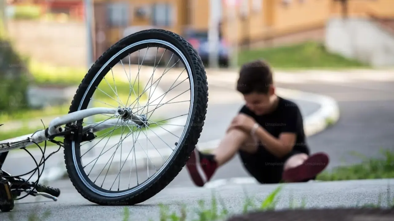 En la imagen de archivo un menor en una calle tras sufrir una caída cuando circulaba con su bicicleta