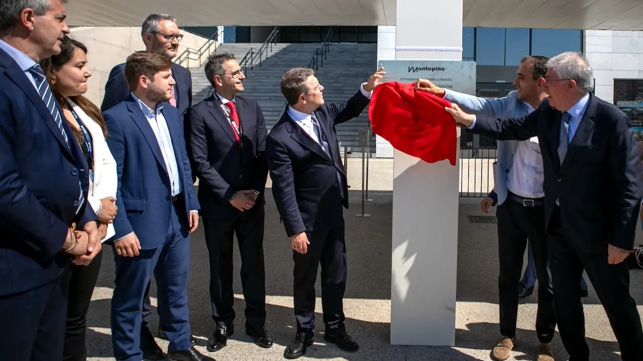 El presidente de Castilla-La Mancha, Emiliano García-Page, ha visitado el almacén logístico de Arvato con motivo de la finalización de la primera fase del polígono Ciudad del Transporte en Illescas (Toledo)