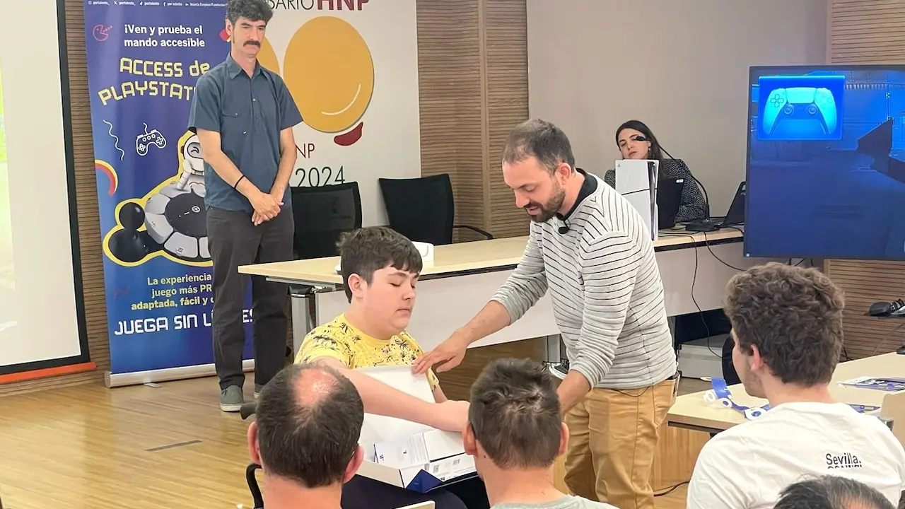 Las personas con discapacidad física ya pueden disfrutar de PlayStation 5 sin limitaciones con el nuevo mando presentado en el Hospital Nacional de Parapléjicos