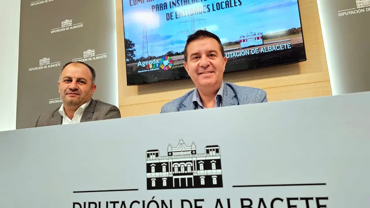 El presidente de la Diputación de Albcete, Santiago Cabañero (d), junto al diputado de Medio Ambiente, José Antonio Gómez, durante la rueda de prensa que han ofrecido