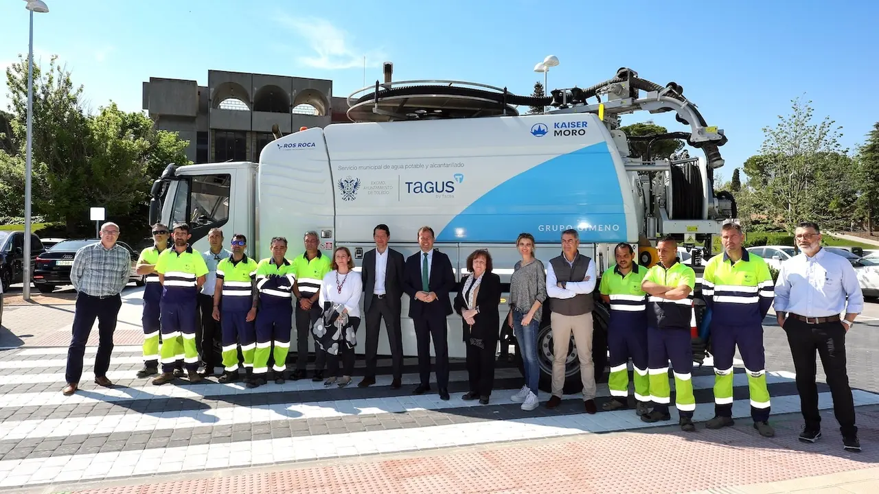 El alcalde de Toledo, Carlos Velázquez, ha presenta once nuevos vehículos de la empresa Tagus, “más eficientes y sostenibles”