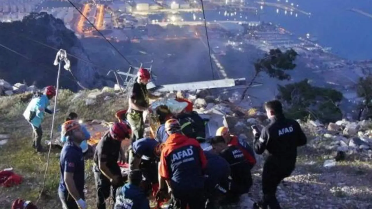 Al menos un muerto y 10 heridos al partirse la cabina de un teleférico y caer al vacío