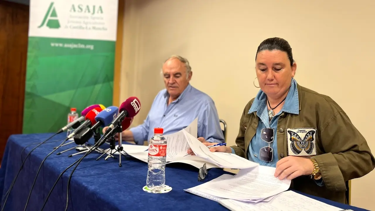 El presidente de Asaja en Castilla-La Mancha, José María Fresneda, y la responsable de Ganadería, María Tapia, durante la rueda de prensa que han ofrecido en Toledo