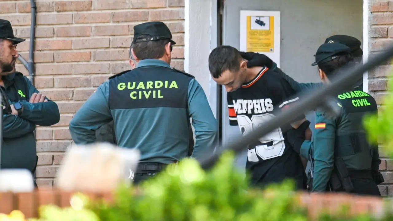 Uno de los detenidos por el triple crimen de Chiloeches (Guadalajara) sale de la Comandancia de la Guardia Civil para pasar a disposición judicial - EP/Rafa Martín