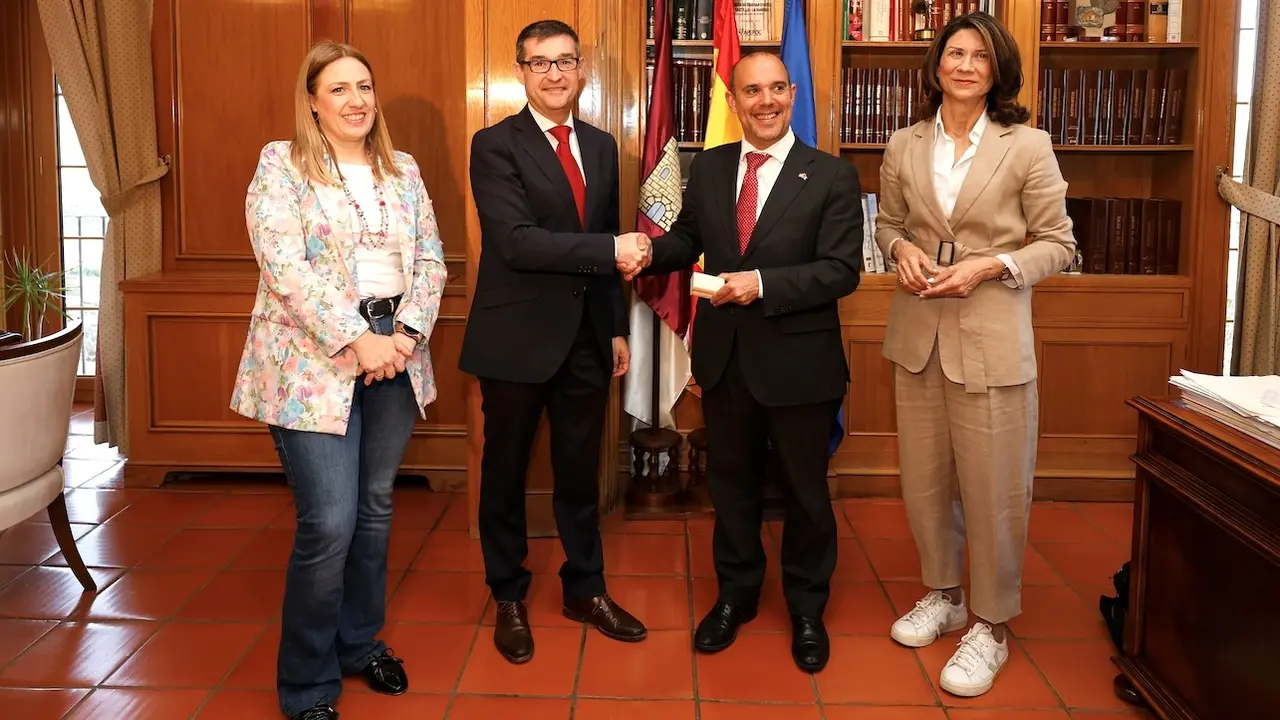 El Consejo de Transparencia entrega su memoria anual al presidente de las Cortes de Castilla-La Mancha