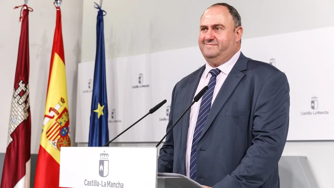 El consejero de Agricultura, Ganadería y Desarrollo Rural, Julián Martínez Lizán, ha informado en rueda de prensa de los asuntos de su departamento abordados en el Consejo de Gobierno
