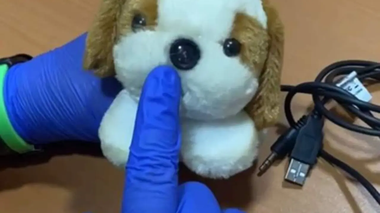 Droga a su hijastra y la viola mientras graba todo con una cámara en un peluche