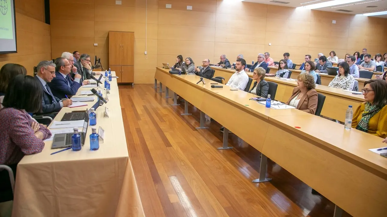 El consejero de Hacienda, Administraciones Públicas y Transformación Digital, Juan Alfonso Ruiz Molina, ha presidido el Comité de Seguimiento del Programa Operativo FEDER 2021-2027, que se ha desarrollado en la Escuela de Administración Regional