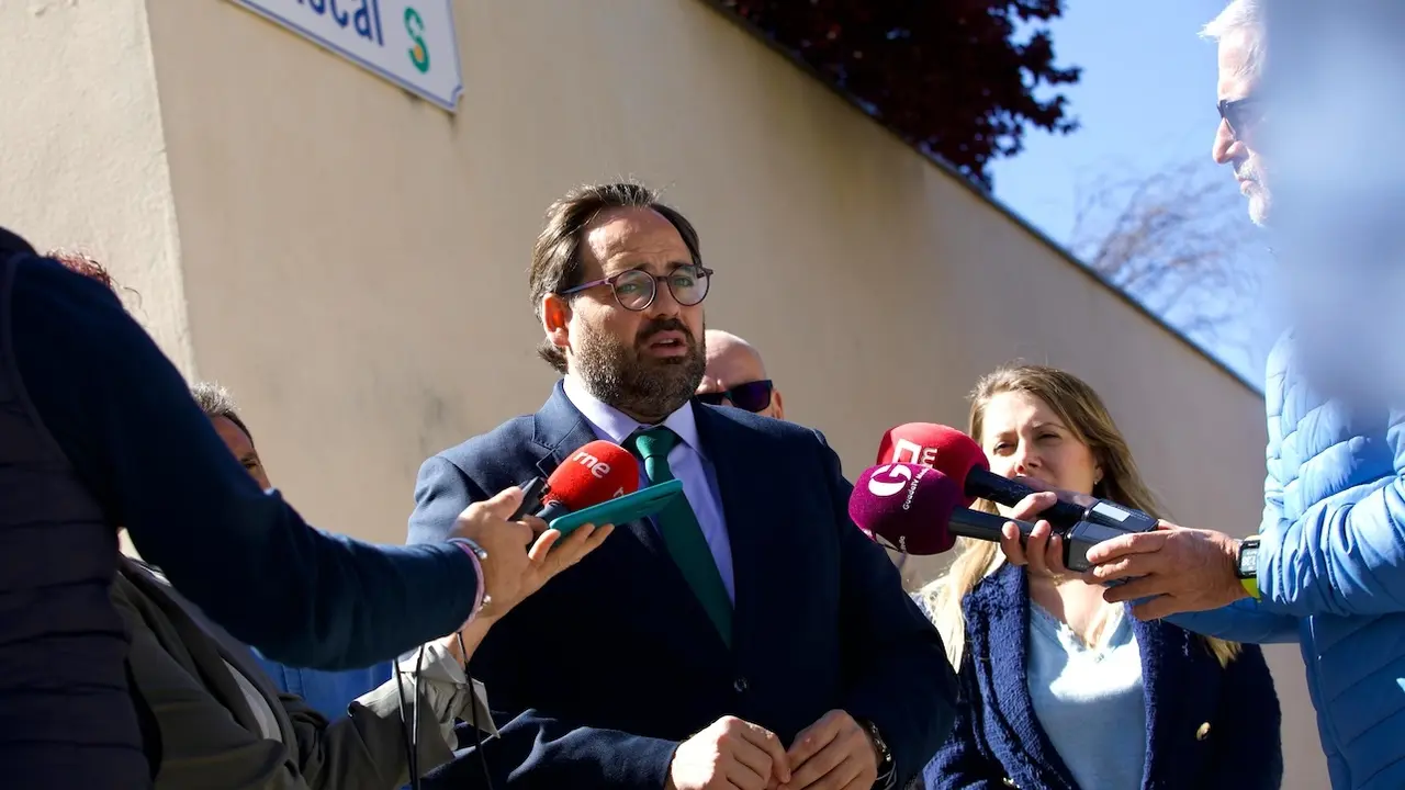El presidente del PP de Castilla-La Mancha, Paco Núñez, atendiendo a los medios de comunicación a las puertas del consultorio médico de Alvoera (Guadalajara)