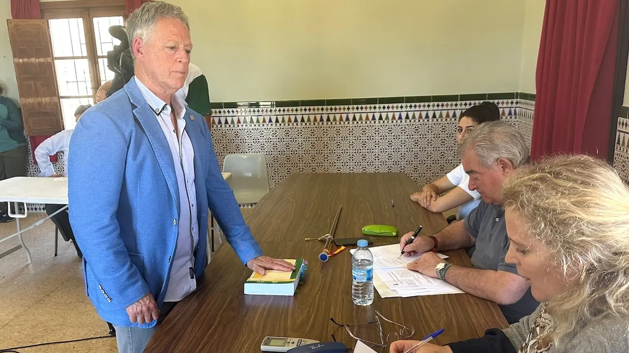 Un exconcejal del PSOE da al PP la Alcaldía de Domingo Pérez tras una moción a Vox. En la imagen el nuevo alcalde, Marcelino Esteban jura su cargo