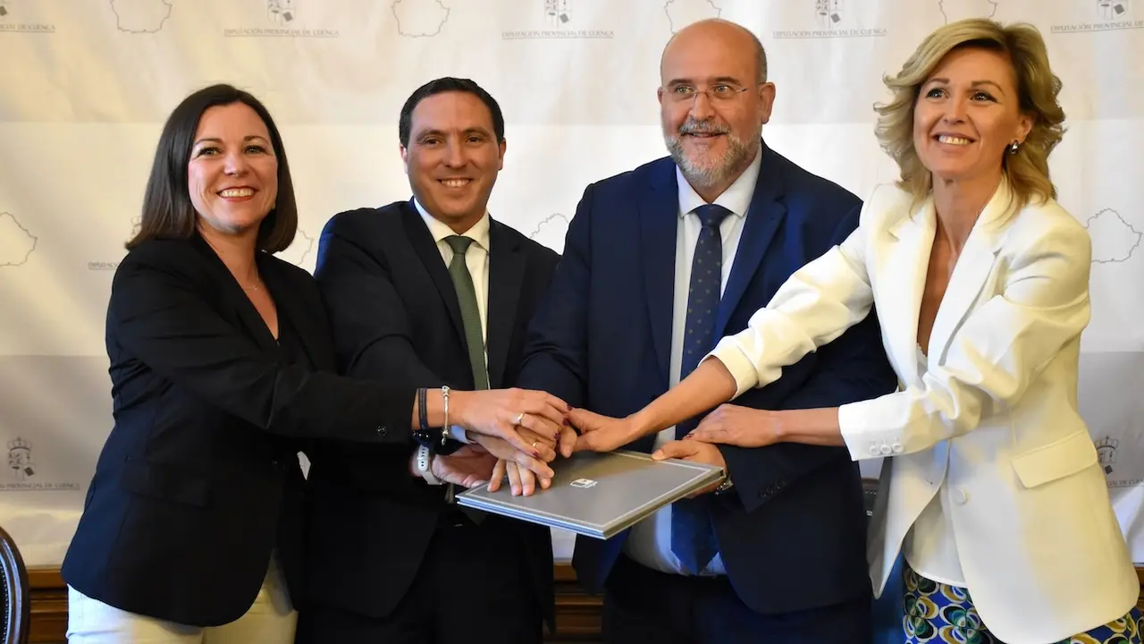 El vicepresidente primero de Castilla-La Mancha, José Luis Martínez Guijarro, y el presidente de la Diputación Provincial de Cuenca, Álvaro Martínez Chana, firman el ‘Protocolo para impulsar el desarrollo de suelo industrial de la provincia de Cuenca’