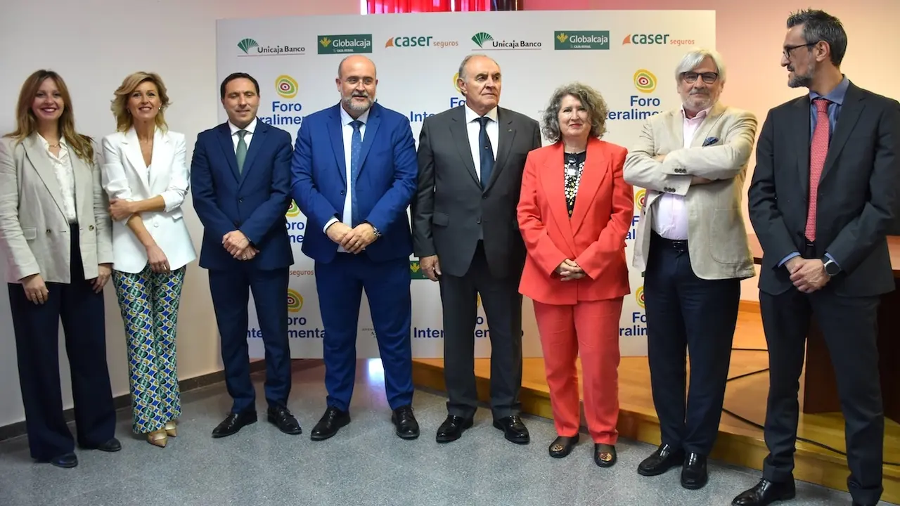 El vicepresidente primero de Castilla-La Mancha, José Luis Martínez Guijarro, y la consejera de Desarrollo Sostenible, Mercedes Gómez, han asistido a la asamblea de ASAJA Cuenca